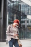 Телефон молодой красивой бизнес-леди holdingmobile, работая внутри к центру города, outdoors стоковая фотография rf Телефон молодой красивой бизнес-леди holdingmobile, работая внутри к центру города, outdoors стоковая фотография rf