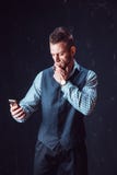 Телефон стильного человека говоря стоковое изображение Телефон стильного человека говоря стоковое изображение
