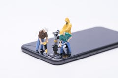Телефон техника миниатюрный ремонтируя стоковое фото Телефон техника миниатюрный ремонтируя стоковое фото