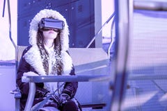 Телефона брюнета шлемофона виртуальной реальности женщины стороны девушки пинка VR зима мебели неба пурпурного голубого футуристи стоковые фото Телефона брюнета шлемофона виртуальной реальности женщины стороны девушки пинка VR зима мебели неба пурпурного голубого футуристи стоковые фото