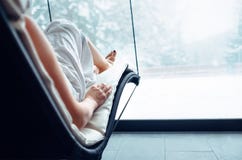 Тело женщины изображения конца поднимающее вверх ослабляет в зоне welness стоковое изображение rf Тело женщины изображения конца поднимающее вверх ослабляет в зоне welness стоковое изображение rf