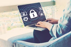 Тема безопасностью с женщиной используя ноутбук стоковые изображения rf Тема безопасностью с женщиной используя ноутбук стоковые изображения rf