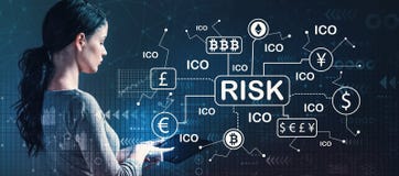 Тема риска Cryptocurrency при женщина используя таблетку стоковые фото Тема риска Cryptocurrency при женщина используя таблетку стоковые фото