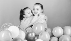 Тематическая вечеринка воздушного шара Лучшие други девушек около воздушных шаров o Счастье и жизнерадостные моменты Беспечальный стоковые изображения Тематическая вечеринка воздушного шара Лучшие други девушек около воздушных шаров o Счастье и жизнерадостные моменты Беспечальный стоковые изображения