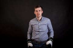 Темн-с волосами человек в рубашке шотландки с перчатками бокса на его руках стоковые фотографии rf Темн-с волосами человек в рубашке шотландки с перчатками бокса на его руках стоковые фотографии rf
