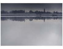 Темная съемка озера с отражением и серым темным небом стоковое изображение Темная съемка озера с отражением и серым темным небом стоковое изображение