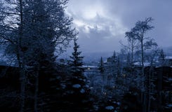 Темное мистическое утро в деревне Колорадо Snowmass стоковые изображения rf Темное мистическое утро в деревне Колорадо Snowmass стоковые изображения rf