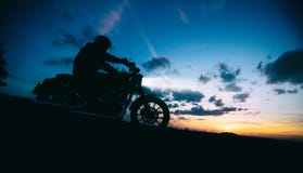 Темное мотоцилк наивысшей мощности катания силуэта motorbiker Стоковое фото RF Темное мотоцилк наивысшей мощности катания силуэта motorbiker Стоковое фото RF