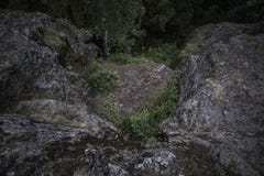 Темные валуны предусматриванные в мхе, ориентире стула дьявола в Karelia, Russua стоковые фотографии rf Темные валуны предусматриванные в мхе, ориентире стула дьявола в Karelia, Russua стоковые фотографии rf