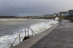 Темные облака и ломая волны на пляже Ballyholme гуляют в Бангоре Северной Ирландии во время шторма зимы в январе 2017 Стоковые Изображения RF Темные облака и ломая волны на пляже Ballyholme гуляют в Бангоре Северной Ирландии во время шторма зимы в январе 2017 Стоковые Изображения RF