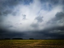 Темные облака неба в поле стоковые фото Темные облака неба в поле стоковые фото