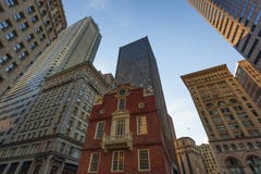 Тень небоскребов Бостона над старым домом положения стоковая фотография rf Тень небоскребов Бостона над старым домом положения стоковая фотография rf