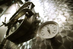 Термометр на танке inox стоковые фотографии rf Термометр на танке inox стоковые фотографии rf