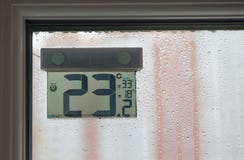 Термометр улицы за окном в ненастной погоде Стоковое фото RF Термометр улицы за окном в ненастной погоде Стоковое фото RF
