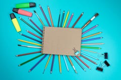 Тетрадь Chool и различные канцелярские принадлежности r стоковое изображение Тетрадь Chool и различные канцелярские принадлежности r стоковое изображение