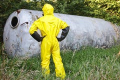 Техник в форме рассматривая большой нержавеющий танк стоковые фото Техник в форме рассматривая большой нержавеющий танк стоковые фото