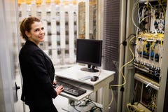 Техник работая на компьютере пока анализирующ сервера стоковое изображение Техник работая на компьютере пока анализирующ сервера стоковое изображение