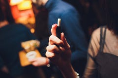 технология продукта табака Жар-не-ожога E-сигарета удерживания женщины в его руке перед курением стоковая фотография rf технология продукта табака Жар-не-ожога E-сигарета удерживания женщины в его руке перед курением стоковая фотография rf