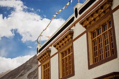 Тибетский дом и голубое небо в Jammu-Кашмире Ladakh, Индии стоковые изображения rf Тибетский дом и голубое небо в Jammu-Кашмире Ladakh, Индии стоковые изображения rf