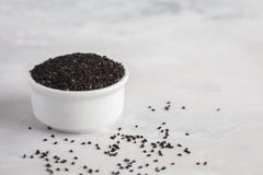 Тимон Nigella sativa или черный в белом шаре на белой предпосылке, стоковые изображения Тимон Nigella sativa или черный в белом шаре на белой предпосылке, стоковые изображения
