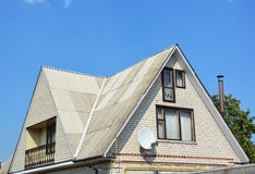 Тип щипца и долины конструкции крыши Конструкция дома кирпича чердака здания белая с разными видами крыши конструирует стоковые изображения Тип щипца и долины конструкции крыши Конструкция дома кирпича чердака здания белая с разными видами крыши конструирует стоковые изображения