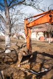 типа След экскаватор затяжелителя выкапывая и выравнивая строительную площадку стоковые фото типа След экскаватор затяжелителя выкапывая и выравнивая строительную площадку стоковые фото