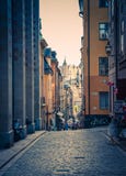 Типичная узкая улочка Швеции с булыжником, Стокгольмом, Швецией стоковые фотографии rf Типичная узкая улочка Швеции с булыжником, Стокгольмом, Швецией стоковые фотографии rf
