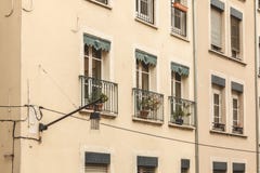 Типичный фасад здания в центре Гренобля, Франции стоковая фотография rf Типичный фасад здания в центре Гренобля, Франции стоковая фотография rf