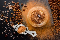Тирамису с шоколадом, какао и кофейными зернами на bla стоковые фото Тирамису с шоколадом, какао и кофейными зернами на bla стоковые фото