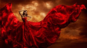 Ткань летая красного платья женщины Silk, шторм танца фотомодели Стоковые Изображения RF Ткань летая красного платья женщины Silk, шторм танца фотомодели Стоковые Изображения RF