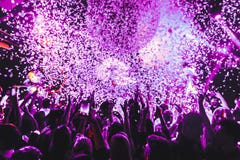 Толпа силуэта ночного клуба вручает вверх на этапе пара confetti стоковые изображения Толпа силуэта ночного клуба вручает вверх на этапе пара confetti стоковые изображения