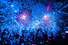 Толпа силуэта ночного клуба вручает вверх на этапе пара confetti стоковая фотография rf Толпа силуэта ночного клуба вручает вверх на этапе пара confetti стоковая фотография rf