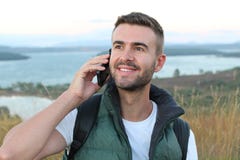 Товарищеский туристский вызывать телефоном телефона в горах с шикарным взглядом стоковое фото Товарищеский туристский вызывать телефоном телефона в горах с шикарным взглядом стоковое фото