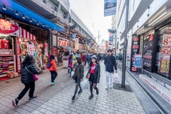 ТОКИО, ЯПОНИЯ - 28-ОЕ ЯНВАРЯ 2017: Торговая улица Ameyoko в токио Ameyoko занятая улица рынка вдоль линии следов Yamanote стоковое фото rf ТОКИО, ЯПОНИЯ - 28-ОЕ ЯНВАРЯ 2017: Торговая улица Ameyoko в токио Ameyoko занятая улица рынка вдоль линии следов Yamanote стоковое фото rf