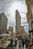 Толпа людей посещая небольшой рынок на площади здания Flatiron перед одним из самых популярных ориентиров в Нью-Йорке стоковые фото Толпа людей посещая небольшой рынок на площади здания Flatiron перед одним из самых популярных ориентиров в Нью-Йорке стоковые фото