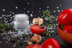 Томаты в блюде на черной предпосылке стоковые изображения rf Томаты в блюде на черной предпосылке стоковые изображения rf