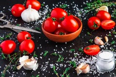 Томаты в блюде на черной предпосылке стоковые фото Томаты в блюде на черной предпосылке стоковые фото