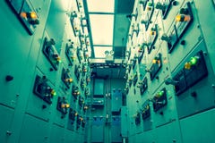 Тон года сбора винограда и нерезкости электрической комнаты switchgear, промышленного e Стоковые Фото Тон года сбора винограда и нерезкости электрической комнаты switchgear, промышленного e Стоковые Фото