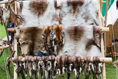 Торговцы стоят и средневековые вентиляторы на средневековом фестивале стоковое изображение rf Торговцы стоят и средневековые вентиляторы на средневековом фестивале стоковое изображение rf