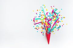 Торжество, идеи с красочным confetti, ленты концепций предпосылок партии стоковые изображения Торжество, идеи с красочным confetti, ленты концепций предпосылок партии стоковые изображения