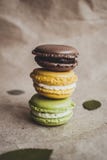 Торт Macaroon на бумажной предпосылке стоковая фотография rf Торт Macaroon на бумажной предпосылке стоковая фотография rf