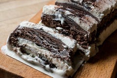 Торт Semifreddo - мороженое с шоколадом и ванилью полу-замороженный десерт Стоковое Изображение Торт Semifreddo - мороженое с шоколадом и ванилью полу-замороженный десерт Стоковое Изображение