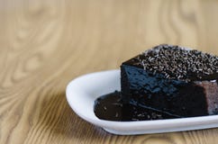 Торт губки шоколада покрытый с расплавленными шоколадом и рисом шоколада как отбензинивание стоковое изображение rf Торт губки шоколада покрытый с расплавленными шоколадом и рисом шоколада как отбензинивание стоковое изображение rf