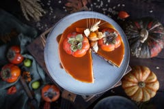 Торт осени с хурмой и карамелька с тыквой и девушкой в бургундском платье на черной предпосылке, атмосферической темной еде стоковые изображения Торт осени с хурмой и карамелька с тыквой и девушкой в бургундском платье на черной предпосылке, атмосферической темной еде стоковые изображения
