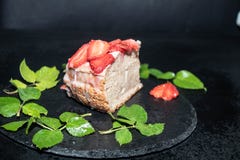 Торт печенья со сметаной украшенной с клубниками, свежей ягодой на подносе, с голубыми светами на заднем плане, стоковое изображение rf Торт печенья со сметаной украшенной с клубниками, свежей ягодой на подносе, с голубыми светами на заднем плане, стоковое изображение rf