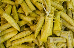 Торт риса Suman сделанный от glutinous риса сваренного в молоке кокоса, обернутом в испаренных листьях ладони кокоса стоковая фотография Торт риса Suman сделанный от glutinous риса сваренного в молоке кокоса, обернутом в испаренных листьях ладони кокоса стоковая фотография