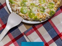 Торт сделанный из печениь, украшенных с кусками кивиа, лож на белой плите стоковое изображение Торт сделанный из печениь, украшенных с кусками кивиа, лож на белой плите стоковое изображение