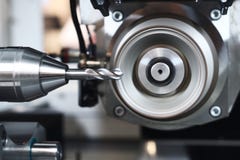 Точить механическую обработку Промышленный металл CNC подвергая механической обработке вертикальной мельницей стоковые изображения Точить механическую обработку Промышленный металл CNC подвергая механической обработке вертикальной мельницей стоковые изображения