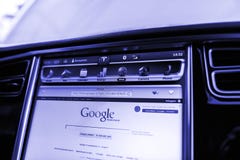 Точка зрения POV личная к displa приборной панели модели s Tesla стоковые изображения Точка зрения POV личная к displa приборной панели модели s Tesla стоковые изображения