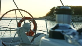 Точка зрения ` s матроса свободный полет около sailing Точка зрения ` s матроса свободный полет около sailing